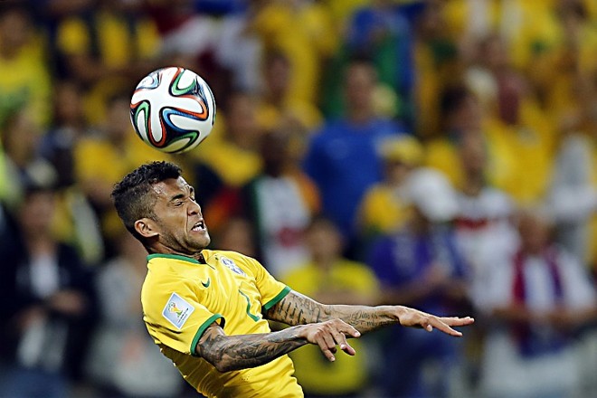 Daniel Alves afasta jogada de cabeça: lateral-direito penou para marcar os ataque croatas |