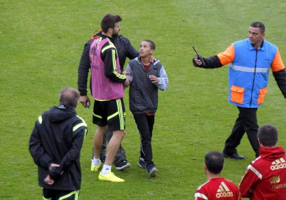 Garoto invade treino da Espanha e ganha blusa de Piqué Vinicius Moura conseguiu invadir o campo no treino da Espanha | Daniel Castellano / Gazeta do Povo