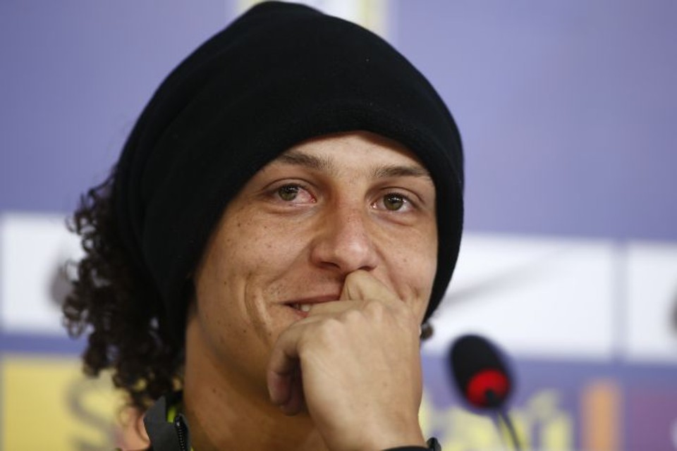 David Luiz autografou dezenas de camisetas, bolas e álbuns de figurinhas da seleção | Hugo Harada / Gazeta do Povo