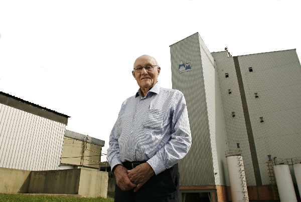 "A geração que vem daquela época é abençoada por Deus, porque viu todas as coisas difíceis e hoje vê a cooperativa desse tamanho", diz Willem de Geus, o cooperado mais antigo do país. | Josua© Teixeira / Gazeta Do Povo