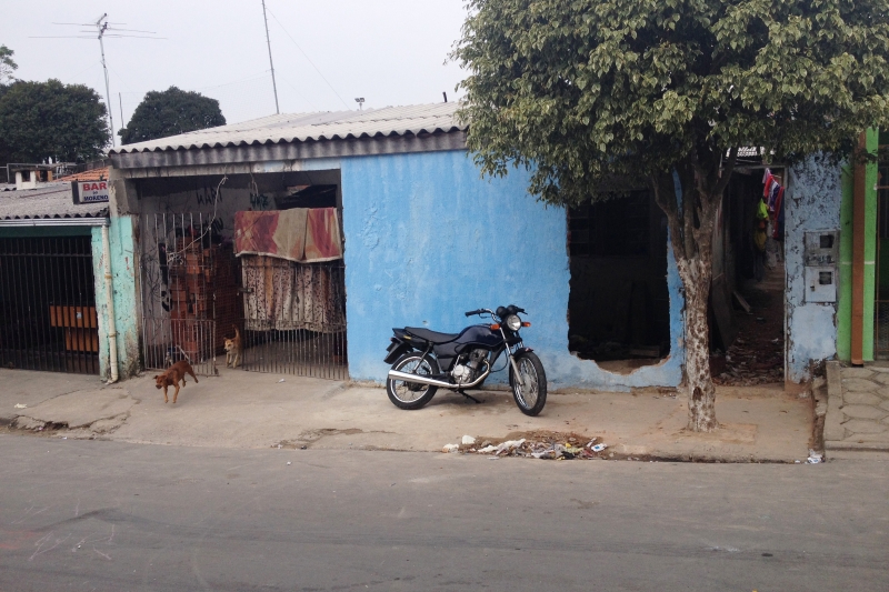 Moradores dizem que casa recebia constantes batidas policiais | Jônatas Dias Lima/Gazeta do Povo
