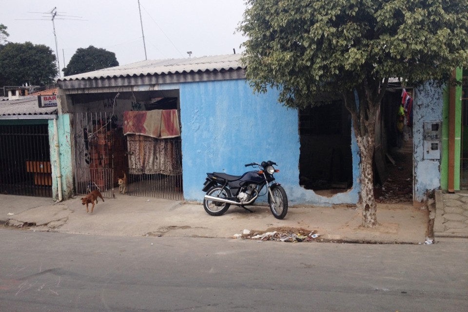Moradores dizem que casa recebia constantes batidas policiais | Jônatas Dias Lima/Gazeta do Povo