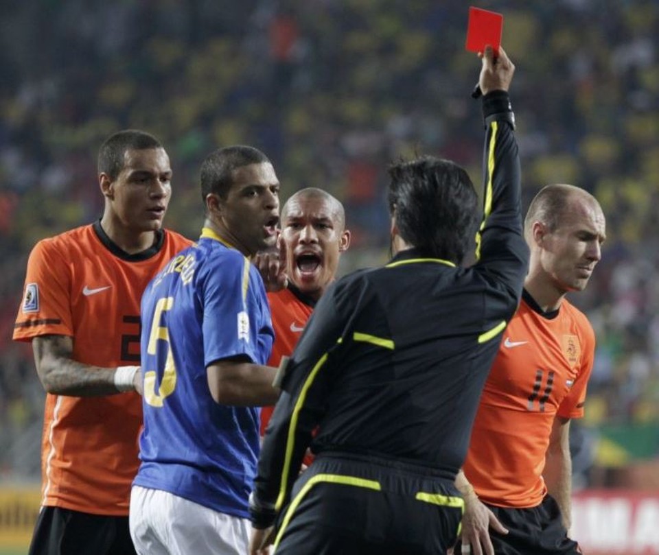 O árbitro japonês Yuichi Nishimura expulsa Felipe Melo na derrota brasileira para a Holanda, em 2010 | REUTERS / Rogan Ward