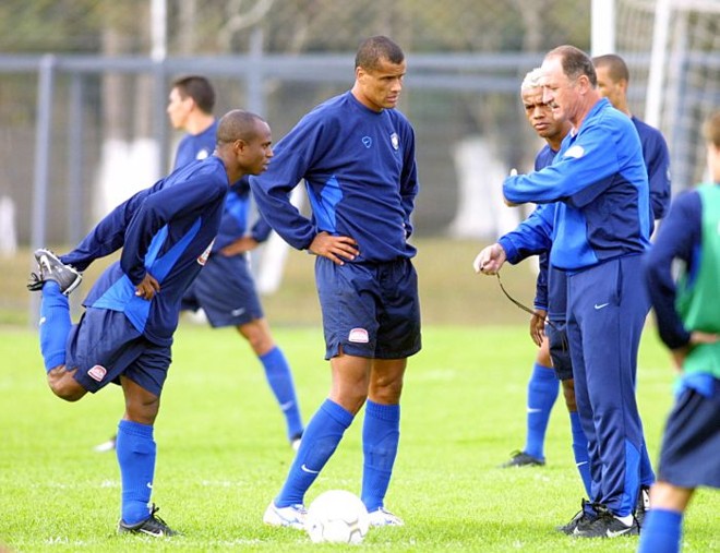 Edílson e Rivaldo eram dois dos destaques do time comandado por Felipão que se preparou no CT do Caju para um amistoso contra o Panamá que foi disputado na Arena da Baixada em agosto de 2001. O primeiro jogou apenas 2002, enquanto que o segundo esteve também em 1998 |