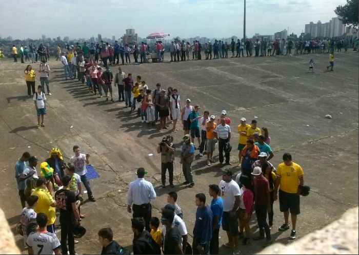 Fila de torcedores para pegar ingresso do treino da seleção em Goiânia | Leonardo Mendes Jr / gazeta do povo