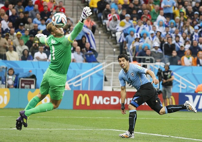 Suarez cabeceia para vencer Hart e abrir o placar | 