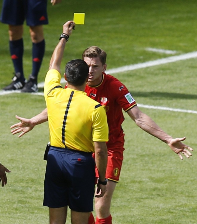 O belga Jan Vertonghen recebe cartão amarelo do árbitro mexicano Marco Rodriguez |