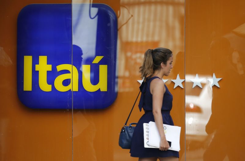 Em 2014, 11% das transações feitas no Itaú foram por meio de celulares. | Sergio Moraes/Reuters.