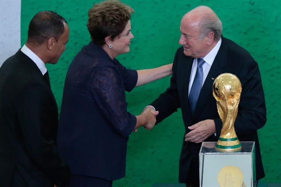 Blatter entrega a Dilma a Taça da Copa do Mundo | EFE