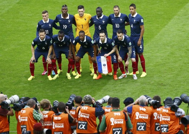Osfrancesescarregam o apelido deLe Bleus(azuis), em alusão ao uniforme que usam desde 1908. Antes, a camisa principal da França era azul. | 