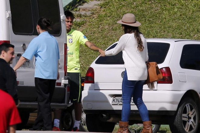Neymar encontra Bruna Marquezine no estacionamento da Granja Comary. |