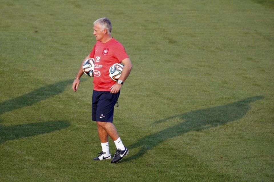 O técnico da França, Didier Deschamps, pediu providências da Fifa sobre o drone que sobrevoou o campo onde a seleção francesa treinava | REUTERS / Charles Platiau