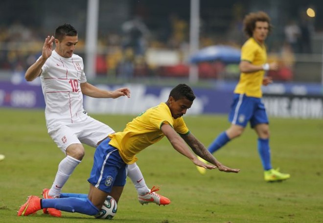 Luiz Gustavo sofre falta no amistoso com a Sérvia |
