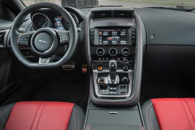 Cockpit remete a um avião de caça. Tela no console possibilita configurar o carro | 