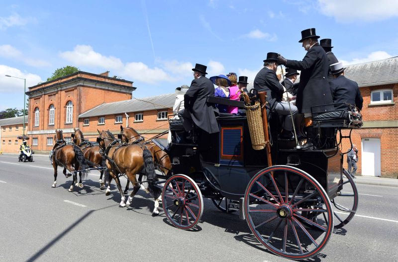 Jóqueis chegam de carruagem no primeiro dia do festival de corrida de cavalos em Ascot, Inglaterra | Reuters/Toby Melville