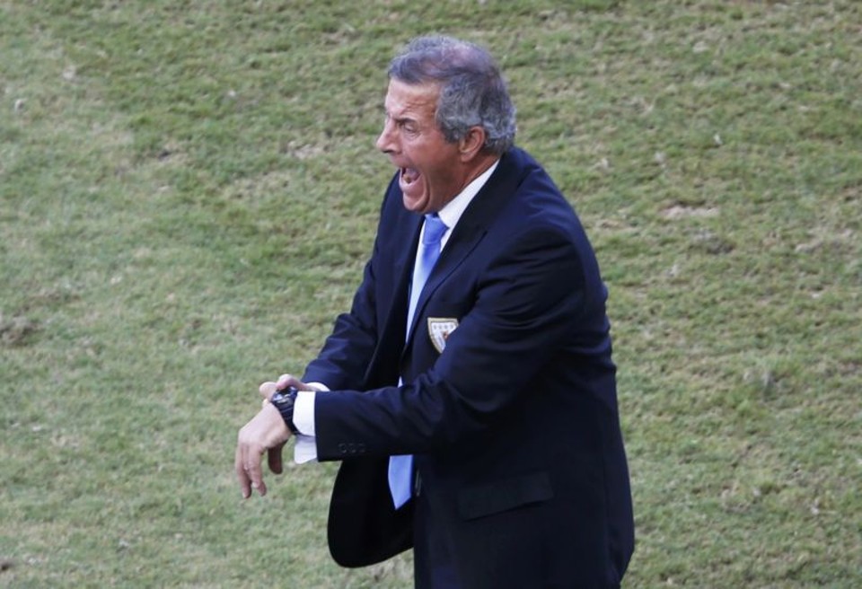 Técnico do Uruguai diz que não viu mordida, mas defende Suárez "Não vi o lance e, se o que você disse realmente aconteceu, me parece que o árbitro também não viu", resumiu o comandante uruguaio | Reuters