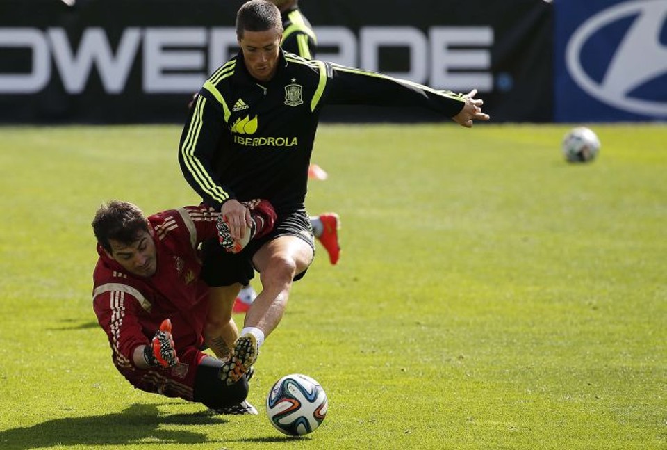Fernando Torres passa por Casillas em treino da Espanha no CT do Caju | Jonathan Campos / Gazeta do Povo