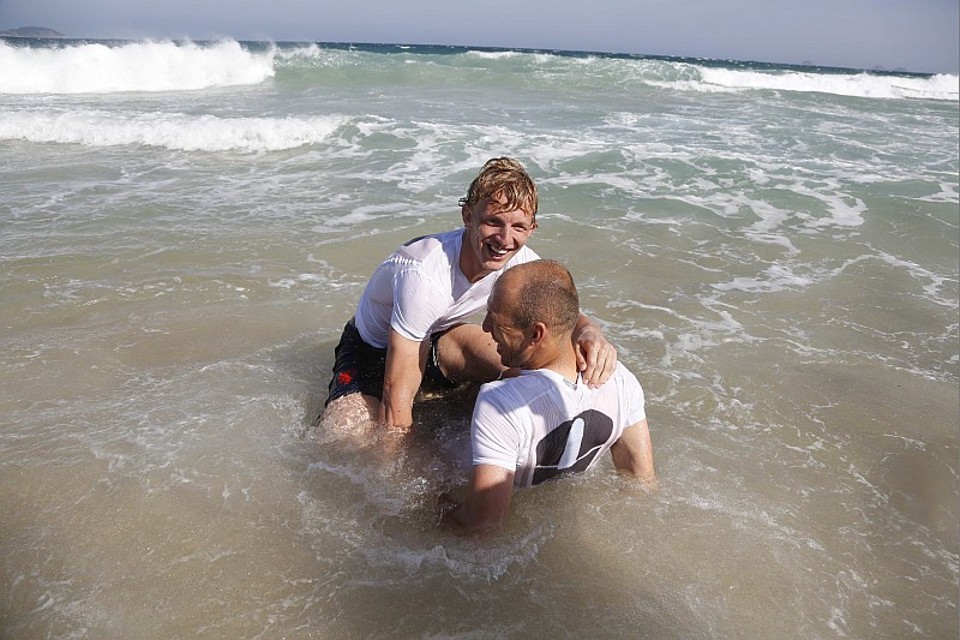 Robben e Kuyt mergulharam nas águas de Ipanema, mesmo com a praia imprópria para banho desde o dia 2 | Pablo Jacob / Agência O Globo