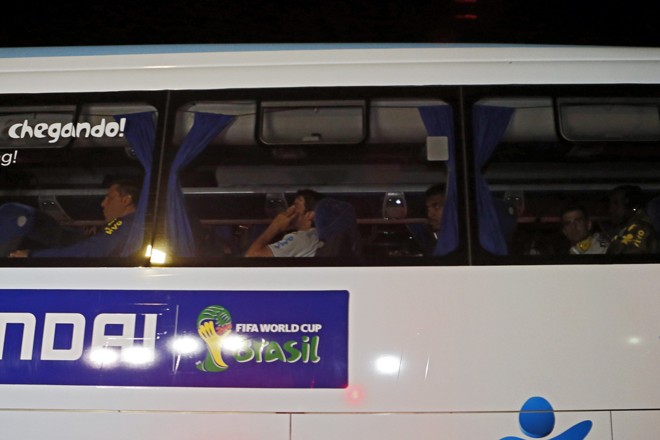 O volante Luiz Gustavo observa a reação dos torcedores à passagem da seleção. |