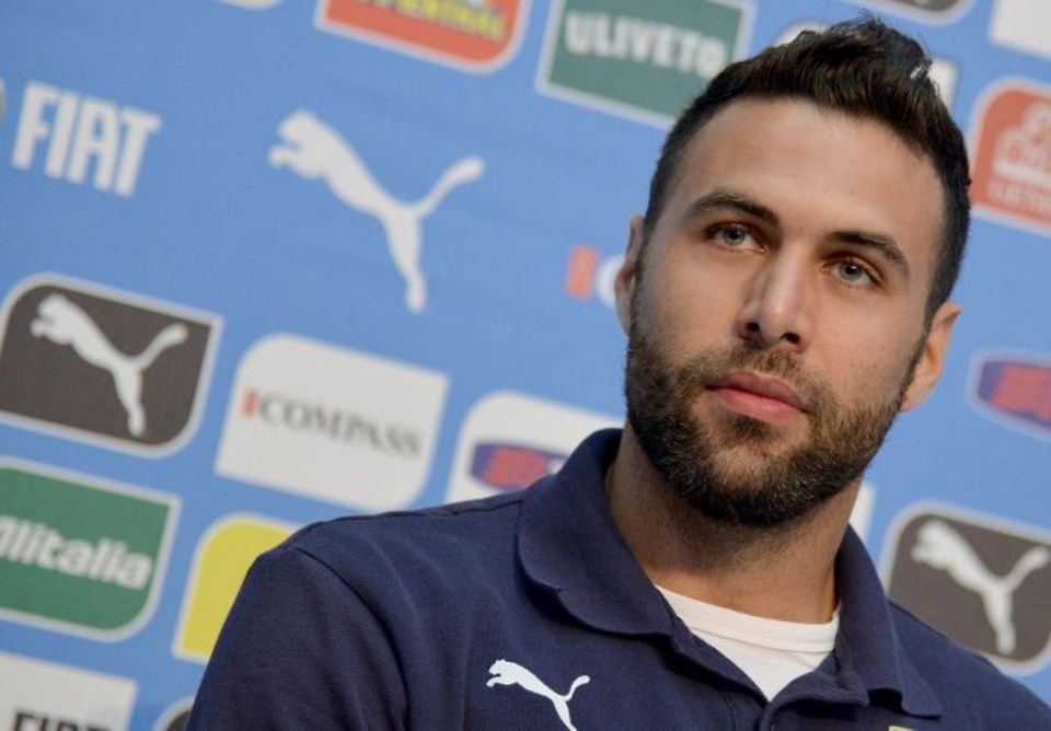 Salvatore Sirigu, goleiro da Itália, teve boa atuação contra a Inglaterra na estreia das duas partidas | Reuters