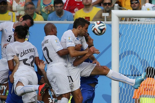 Godín cabeceia para fazer o gol da classificação do Uruguai | 