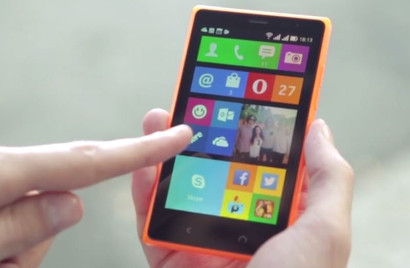 Aparelho tem uma tela de 4,3 polegadas e de 800x480 pixels de resolução. | Reprodução/YouTube.