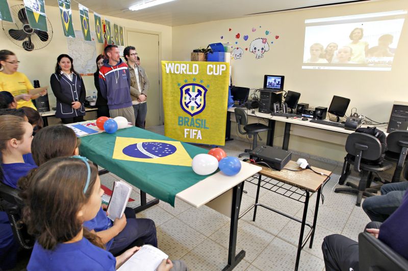 Alunos de Curitiba passaram meses se preparando para fazer uma apresentação, por videoconferência, a estudantes ingleses | Antonio More/Gazeta do Povo