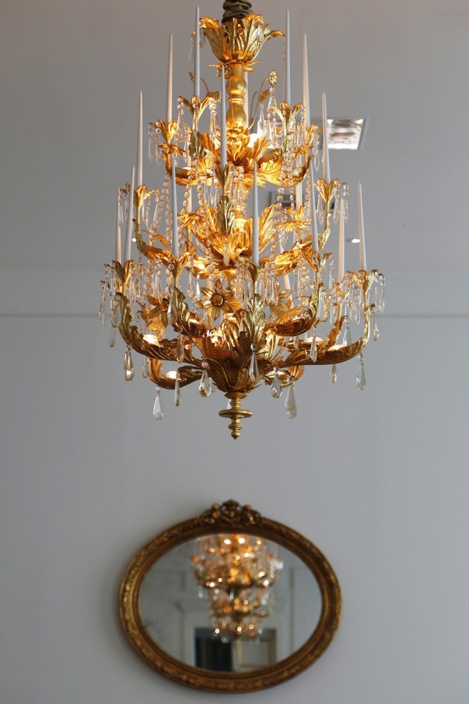 O salão Nobre é decorado por lustres e espelhos laminados em ouro e cristal e diversos objetos de arte | 