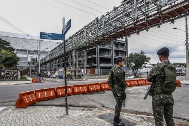Militares do Exército fazem a segurança na Arena da Baixada | 