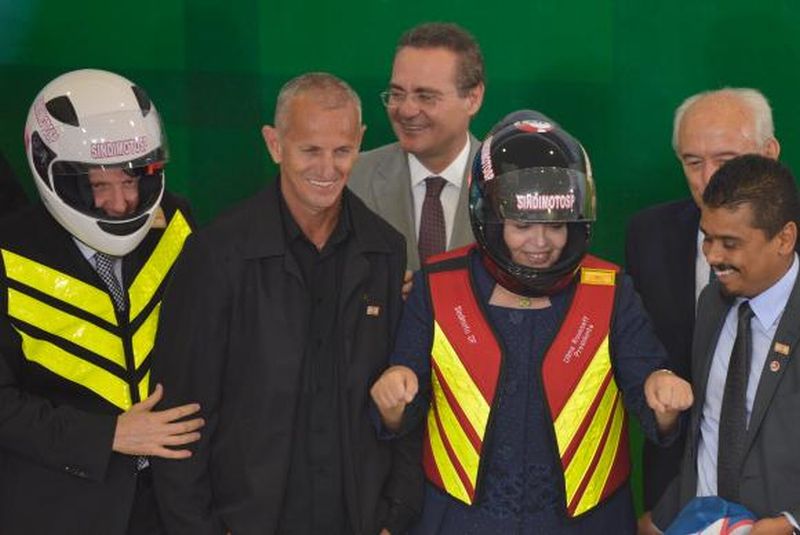Presidente Dilma Rousseff posa de capacete ao lado de representantes da categoria dos motociclistas | Fabio Rodrigues Pozzebom/Agência Brasil