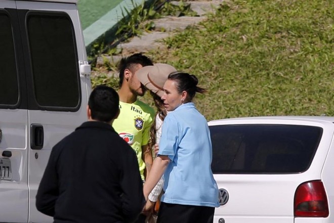 Após o treino, Neymar encontra a namorada no estacionamento. |