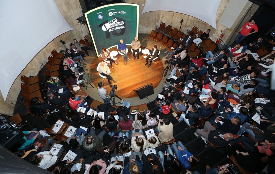 o debate sobre a Copa do Mundo reuniu especialistas e estudantes no Teatro Paiol, em Curitiba, em 11 de junho. | Giuliano Gomes / Gazeta do Povo