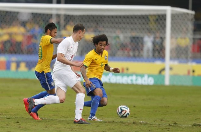 Neymar ajuda Marcelo na marcação no amistoso com a Sérvia |