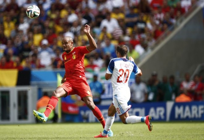 Belga Kompany briga pela bola com o russo Fayzulin |