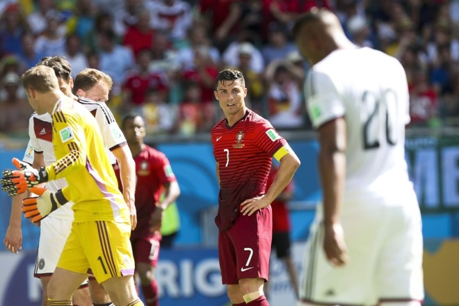Cristiano Ronaldo (ao centro), capitão da Seleção Portuguesa de Futebol, durante partida contra a Alemanha na Arena Fonte Nova, em Salvador |
