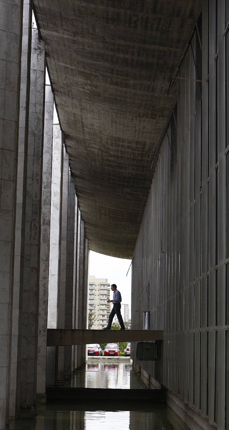 Passarela do prédio principal do TC: construção do anexo teve seis empresas concorrentes e cinco desclassificadas | Jonathan Campos/Gazeta do Povo