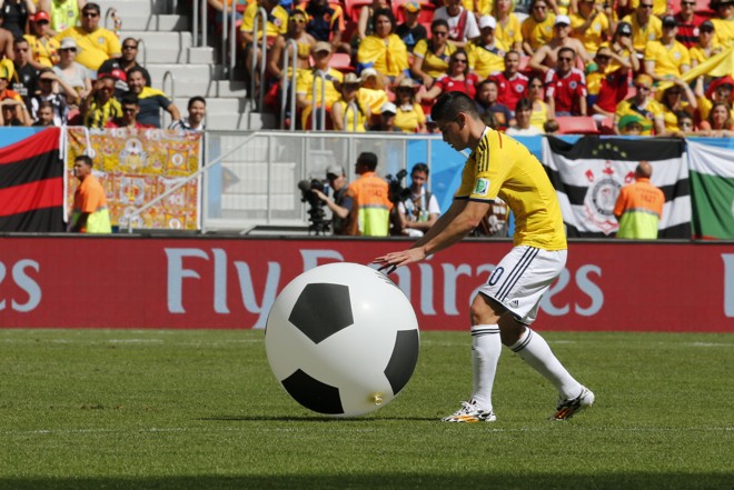 James Rodriguez brinca com bola gigante antes de Colômbia x Costa do Marfim |
