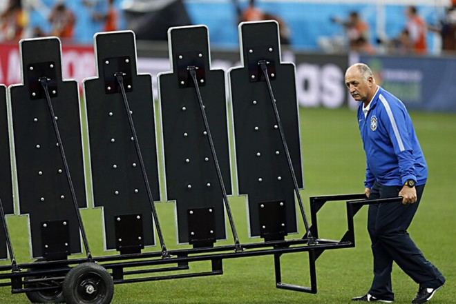 Felipão carrega a barreira para a posição de treino | 