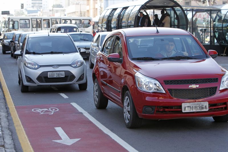 Motoristas ainda invadem ciclovia, mesmo com a demarcação | Antônio More/ Gazeta do Povo
