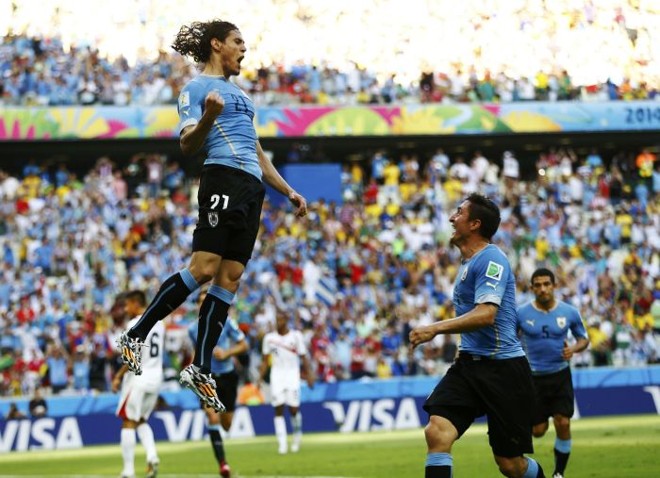 Cavani comemora o gol do Uruguai, que saiu na frente do placar |