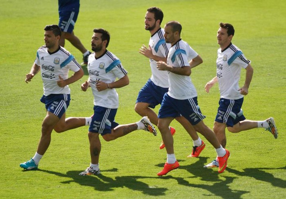 Seleção da Argentina treina nesta terça-feira (17). Equipe teve Higuaín, Agüero e Messi como ataque titular | Reuters