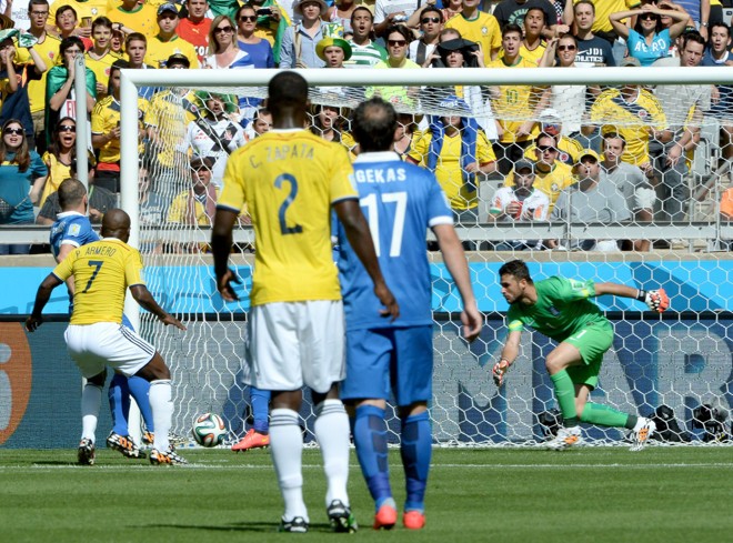 Lance de perigo no ataque da Colômbia. Goleiro grego sai para a defesa |
