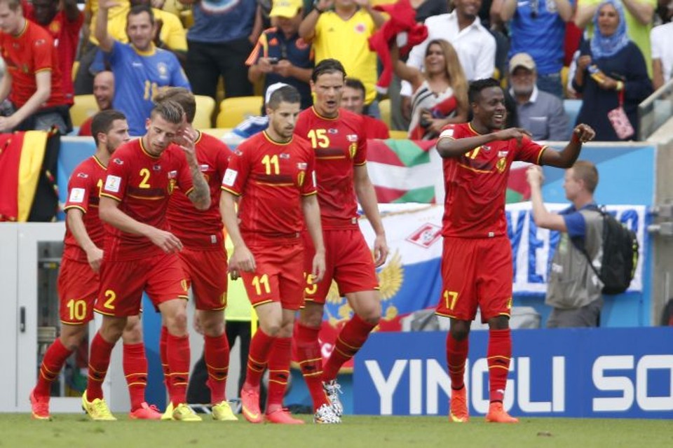 Origi, primeiro à direita, comemora o gol da vitória sobre a Rússia que garantiu a classificação da Bélgica | Hugo Harada / Gazeta do Povo