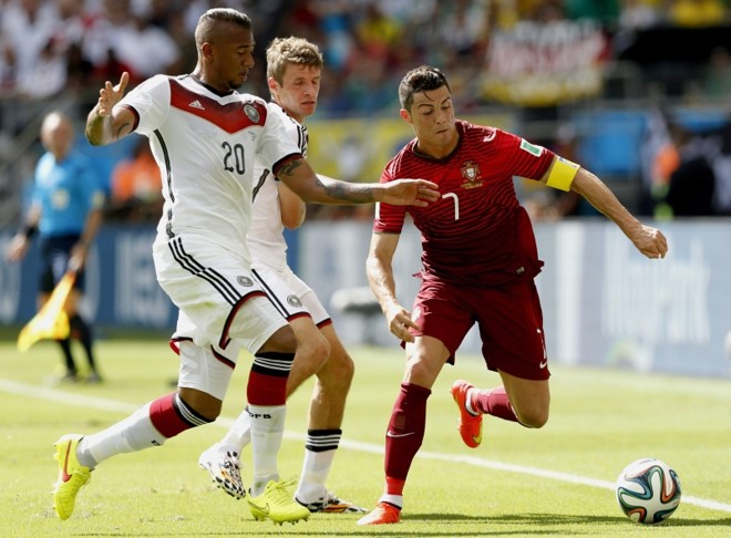 Cristiano Ronaldo (dir.), de Portugal, briga pela bola com Jerome Boateng (esq.), da Alemanha |