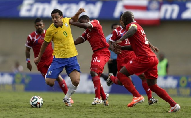 Fred tenta se livrar marcação do Panamá | 