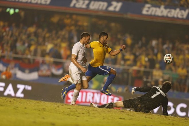 Hulk tenta passar pela marcação da Sérvia |
