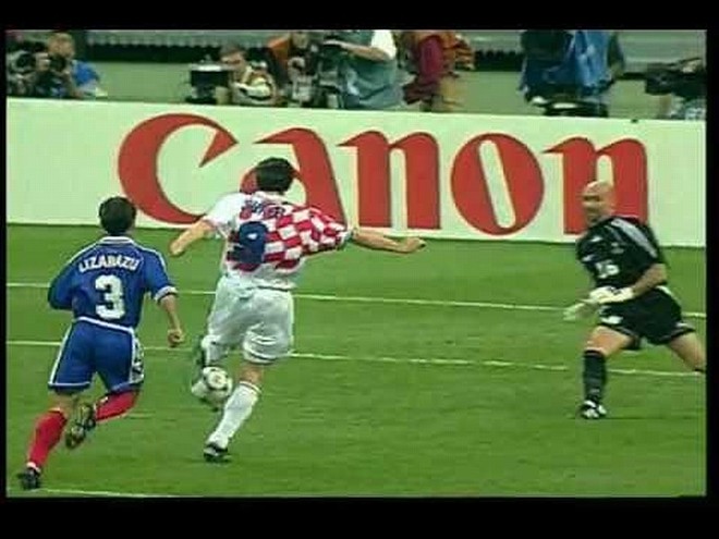 Croácia  1998:No que pese ser uma das herdeiras da forte escola iugoslava, a Croácia era uma estreante pouco cotada em 1998. Segunda colocada do grupo que tinha a gigante Argentina, a equipe xadrez dos craques Davor Suker (foto), artilheiro da Copa, Goran Vlaovic, Robert Prosinecki e Zvonimir Boban empilhou Romênia e Alemanha até cair nas semifinais para a França. Na decisão de terceiro lugar, bateu a forte Holanda, ficando com o bronze. | 