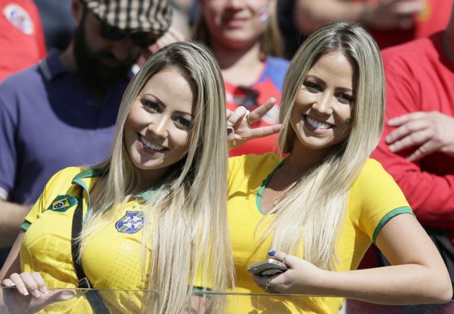 Torcedoras do Brasil durante partida entre Costa Rica e Inglaterra, em Belo Horizonte | 