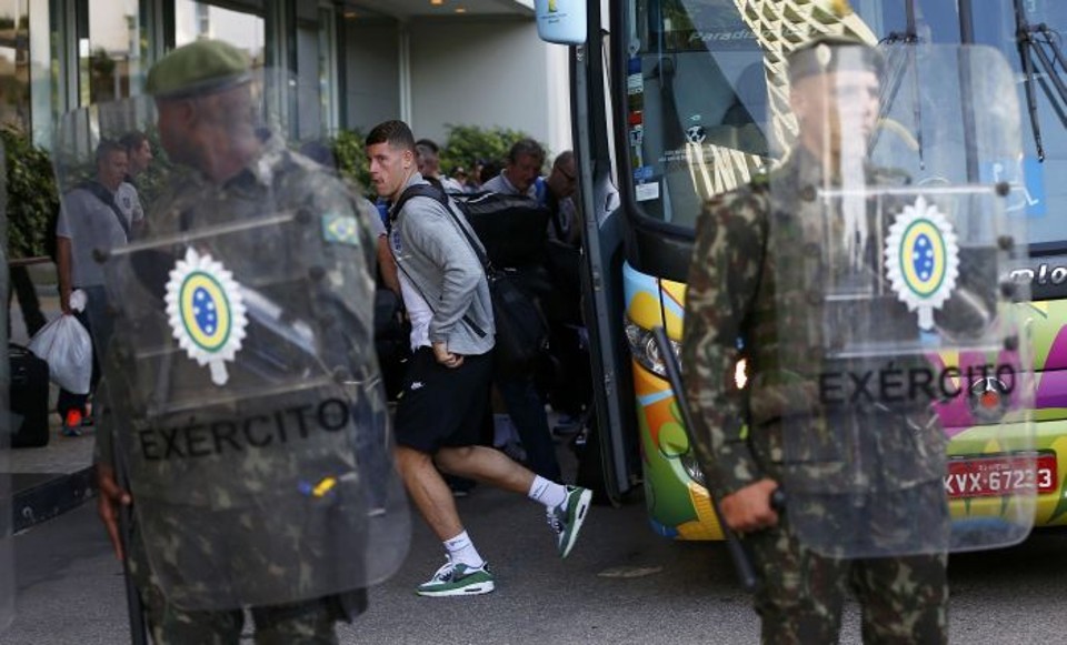 Ross Barkley na chegada da Inglaterra ao Rio | Reuters