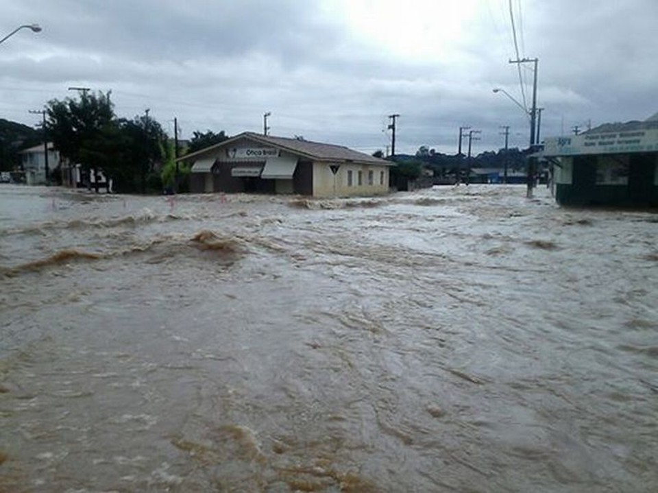População de Cruz Machado está ilhada Cidade de Cruz Machado debaixo da água: cerca de 18 mil pessoas estão ilhadas | Ana Johann/Divulgação